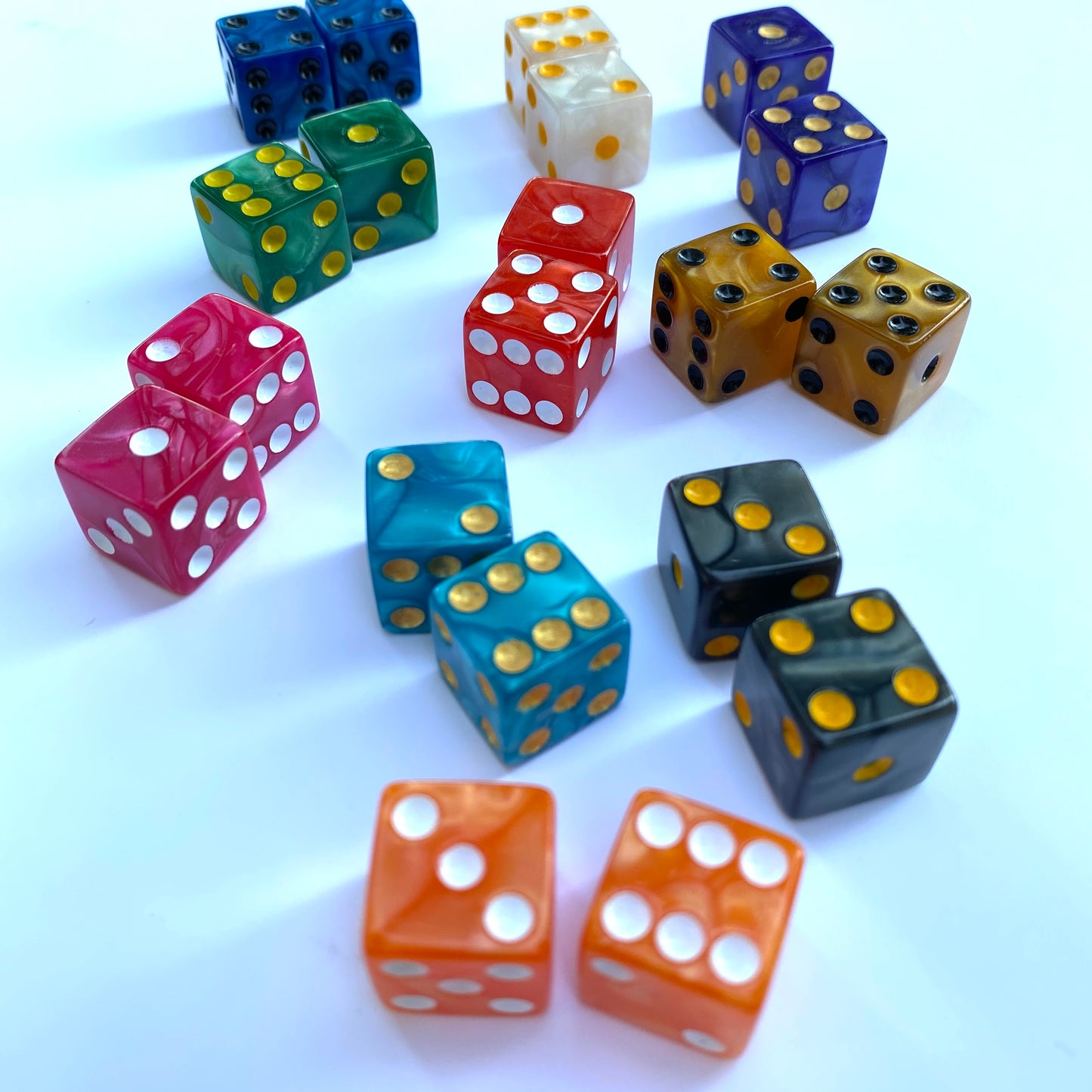 100 - Pearlized standard size (16mm), square edge dice